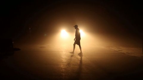 Un joven disfruta del anochecer en Solana Beach, California.