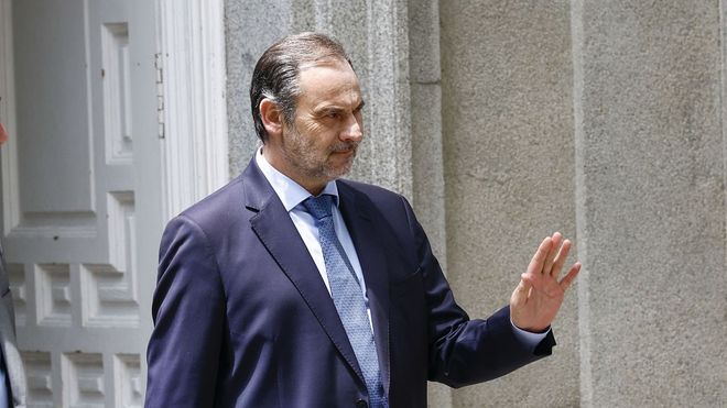 El exministro de Transportes Jos� Luis �balos a su salida del Tribunal Supremo en Madrid.