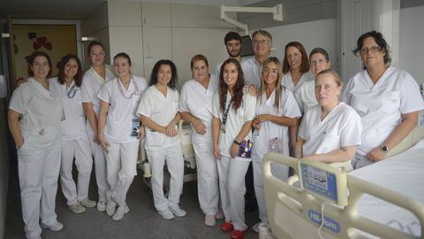 Equipo del servicio de Neurologa del HULA con la responsable de la implantacin de la gua, la enfermera Lourdes Bermello (quinta por la izquierda).