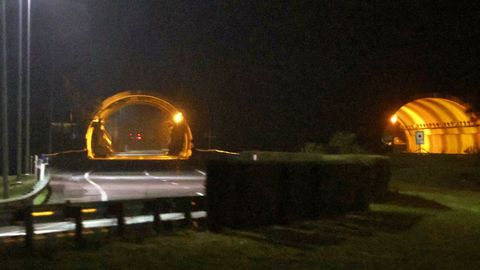 La ca�da de las telas de impermeabilizaci�n de las paredes del t�nel de Neira de Rei, en direcci�n A Coru�a, se desprendieron