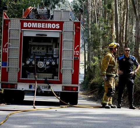 Los bomberos participaron ayer en la extinci�n de A Pelada.