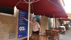 Flix Caeiro, frente a la fachada que har ms grande su taberna