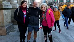 Paz Gonz�lez, Juan Seijo e Isabel Mill�n, este jueves en la plaza de Espa�a de Pontevedra, son los voluntarios de las caminatas de Adicam