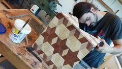 Manuel Gonz�lez traballando no seu moble �Sestrelo�, premiado en Madrid