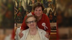 Elvira Furelos (de rojo, junto a su madre, Lourdes), más conocida como Elvira la del Pazo, se ha jubilado después de 50 años trabajando en el pazo de Mariñán