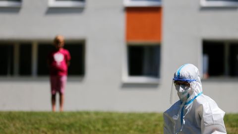 Un miembro de la Cruz Roja en el operativo de an�lisis en Guetersloh, Alemania, donde est� el principal rebrote