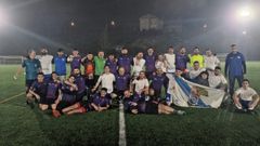 Imagen de los jugadores de ambos equipos al finalizar el encuentro.