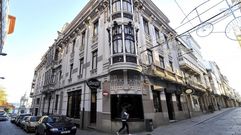 Centro de la ciudad. Los edificios modernistas despiertan inter�s entre los visitantes.