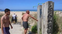 El agua de las duchas de las playas de Valdovi�o se cort� en agosto por las restricci�ns de consumo