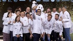 Quique Dacosta en Murcia sacándose el ya tradicional  selfie  con el resto de cocineros con tres estrellas Michelin