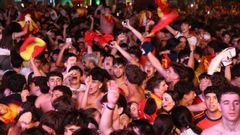 Centenares de personas celebraron juntas en la c�ntrica plaza compostelana la gesta de la selecci�n