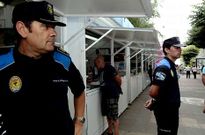 Polic�as de Carballo durante una patrulla a pie por el centro de la localidad.