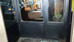 Estado de la puerta del restaurante de A Ponte en el que se produjo el robo.