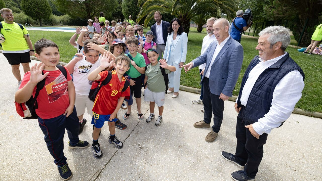 La secretaria xeral del PP gallego visita el campamento de verano de A Rocheira, Coristanco