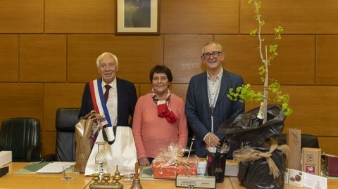 Momento de la entrega del ginkgo biloba por parte del alcalde de L'Isle Jourdain. El ejemplar se plantará esta tarde en el jardín de la Praza