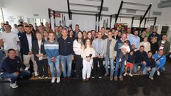 Foto de familia de los asistentes al acto en la sala de fuerza del m�dulo de taekuondo, que ahora lleva el nombre de Luisca.