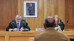 El procesado, de espaldas, frente al tribunal que lo juzga en Lugo
