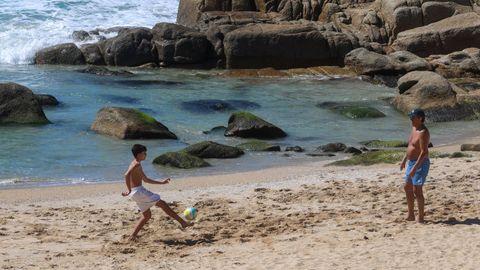 Buen tiempo en la playa de A Lanzada.