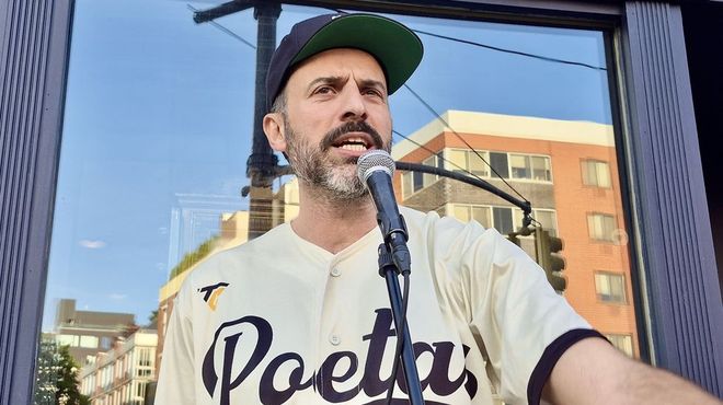 Marcos de la Fuente presenta su poemario en Ourense.