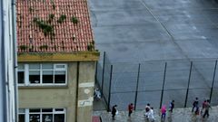 Imagen de archivo del tejado de un colegio lleno de vegetacin entre las losas