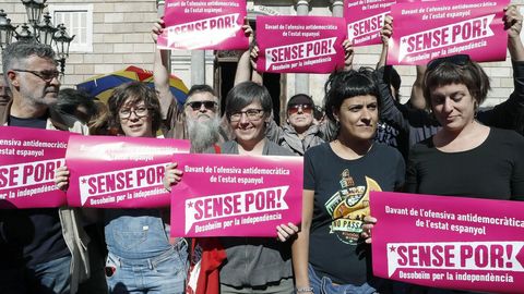 Protesta de diputados de la CUP ante el Palau de la Generalitat