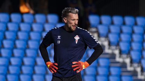 El guardameta del Celta Ionut Andrei Radu, en el calentamiento de un partido de la presente temporada.