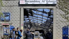 Los due�os y trabajadores de Al Volante ante la nave calcinada