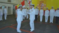 Manuel Garat, a la izquierda de la imagen, recibiendo el mando