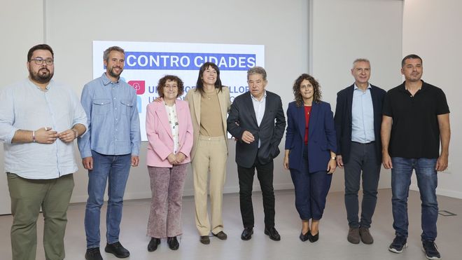 Presentaci�n de los candidatos del BNG en las ciudades gallegas. De izquierda a derecha, Xavier P�rez (Vigo) , Rub�n Arroxo (Lugo), Goretti Sanmart�n (Santiago), la portavoz nacional del BNG, Ana Pont�n, Miguel Anxo Fern�ndez Lores (Pontevedra), Avia Veira (A Coru�a), Luis Seara (Ourense) y Mon Fern�ndez (Ferrol)