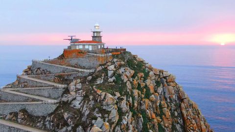 Detalle de una de las im�genes del libro: el faro de las islas C�es.
