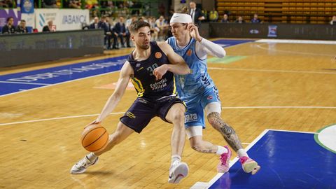 Rafa Lisboa manejando el baln ante la presin de Adam Kunkel en el choque ante Palencia