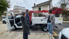 Luis Oujo examina la nueva camioneta del Concello