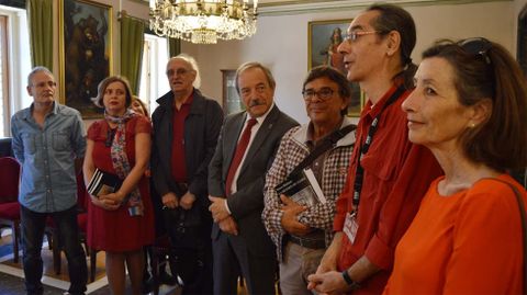 Petros M�rkaris, bajo la l�mpara, entre Wenceslao L�pez y Ana Taboada, junto a organizadores de la Semana Negra y concejales ovetenses