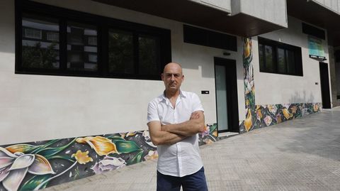 José Pérez, de la promotora An Fiodan, en la calle Barros Sibelo, donde se sitúan sus apartamentos