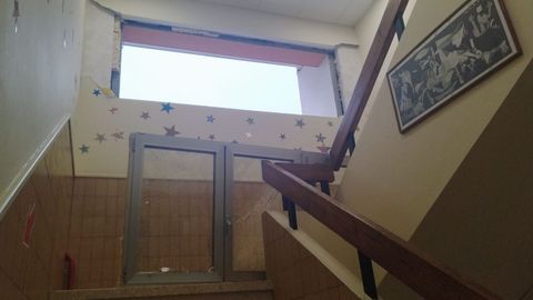 Ventana tirada en el Colegio nmero 1 de Foz