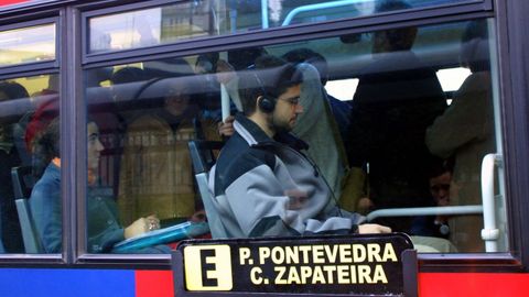 Estudantes universitarios no autobús da liña da Universidade destino Campus da Zapateira e Elviña (2002)