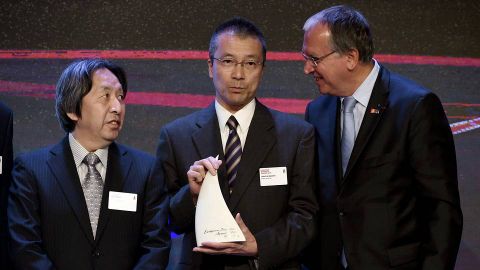 Los ingenieros japoneses, Masahiro Hara (i) y Takayuki Nagaya (c), inventores del c�digo QR