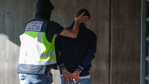 Uno de los primeros detenidos por el crimen de Samuel, cuando era trasladado al juzgado.