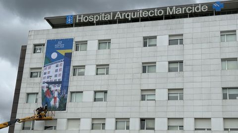 El hospital, con una lona conmemorativa por sus 50 a�os de trayectoria