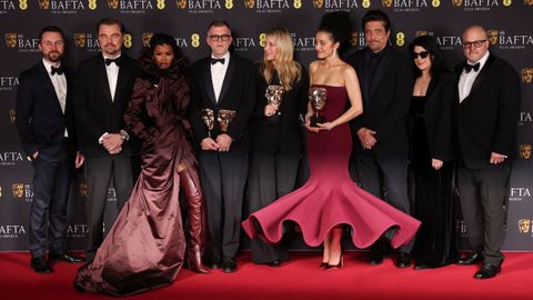 El montador�Andy Jurgensen, los actores Leonardo DiCaprio y Teyana Taylor, el director Paul Thomas Anderson, la productora Sara Murphy, los actores Chase Infiniti y Benicio del Toro, la productora Cassandra Kulukundis y el fot�grafo Michael Bauman, celebrando el triunfo de �Una batalla tras otra� en la gala de los Bafta.