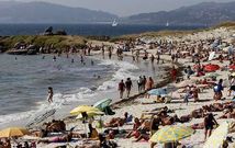 La playa de Razo se llen� pese a la niebla de la tarde.