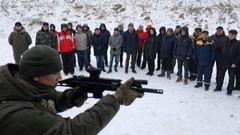 Empleados de las industrias clave de la ciudad de Lviv participan en una sesi�n de entrenamiento militar, el pasado martes.