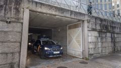 Un veh�culo policial sale de los juzgados de Santiago.