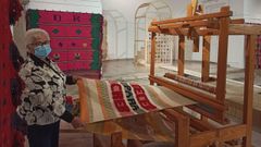 Lourdes Otero, con una de las piezas que elabora con lino, una actividad en la que combina tradici�n y modernidad