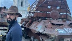 Manuel Veiga con tanques rusos destruidos por Ucra�na