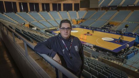 Epi, entrenador del Monbus Obradoiro, en una de las gradas de Sar