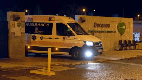 Una ambulancia sale de la residencia donde fue estrangulada la cantante Encarnita Polo