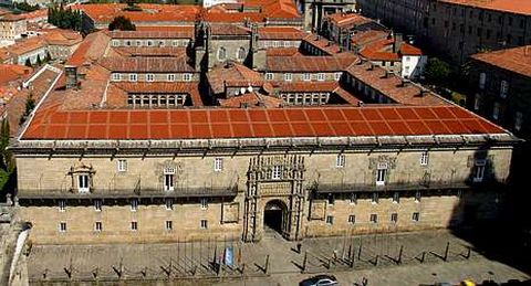El Hostal cierra uno de los laterales del Obradoiro.