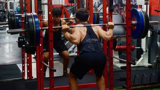 Un deportista levanta pesas en el Utopia Fitness Club