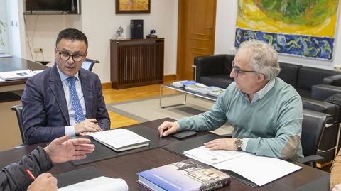 El conselleiro do Medio Rural, José González y el alcalde de Muíños, Plácido Álvarez.